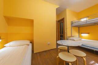 Хостелы Burg Hostel Sighisoara Сигишоара Трехместный номер с собственной ванной комнатой-1