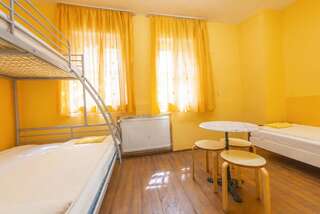 Хостелы Burg Hostel Sighisoara Сигишоара Трехместный номер с собственной ванной комнатой-3