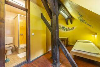 Хостелы Burg Hostel Sighisoara Сигишоара Кровать в общей спальне с 4 кроватями и отдельной ванной комнатой-1