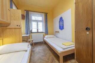 Хостелы Burg Hostel Sighisoara Сигишоара Двухместный номер с 2 отдельными кроватями и собственной ванной комнатой-9