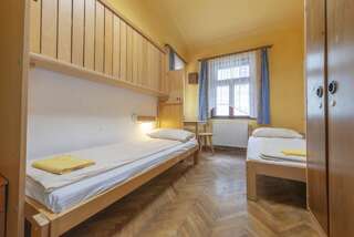 Хостелы Burg Hostel Sighisoara Сигишоара Двухместный номер с 2 отдельными кроватями и собственной ванной комнатой-10