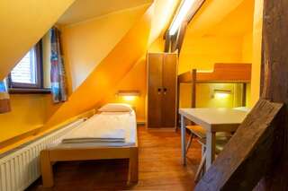 Хостелы Burg Hostel Sighisoara Сигишоара Трехместный номер с общей ванной комнатой-2