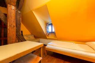 Хостелы Burg Hostel Sighisoara Сигишоара Трехместный номер с общей ванной комнатой-3