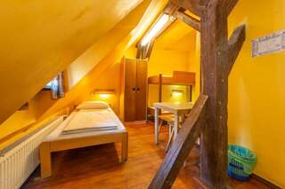 Хостелы Burg Hostel Sighisoara Сигишоара Трехместный номер с общей ванной комнатой-4