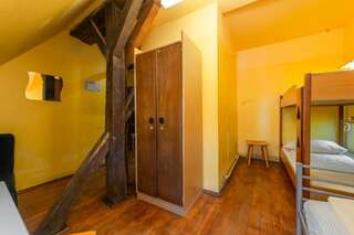 Хостелы Burg Hostel Sighisoara Сигишоара Двухместный номер с 2 отдельными кроватями и общей ванной комнатой-1